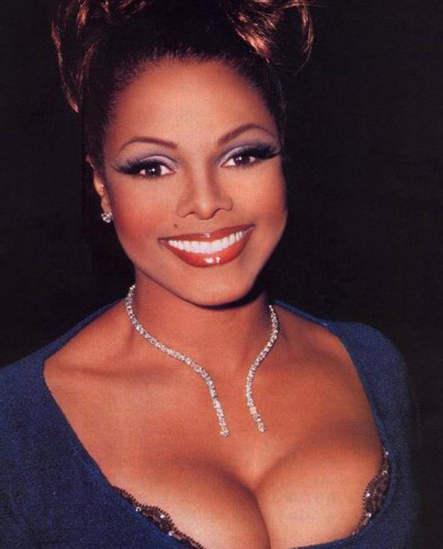 15P Celebrity Janet Jackson showing her hot boobs for paparazzi
