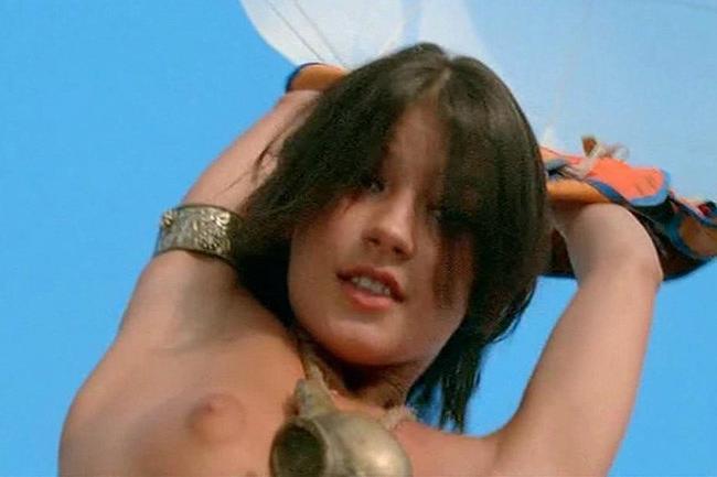 16P Celebrity Catherine Zeta Jones shows her nice boobs