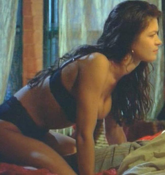 16P Celebrity Catherine Zeta Jones shows her nice boobs