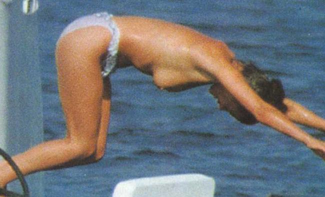 16P Celebrity Catherine Zeta Jones shows her nice boobs