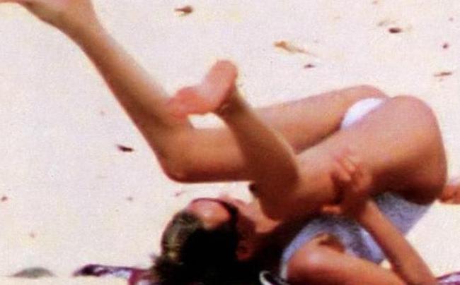 15P Celebrity Uma Thurman extremly hot nude boobs on the beach