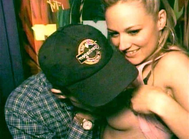 16P Celeb Jewel Kilcher lett a guy to suck her perky tits