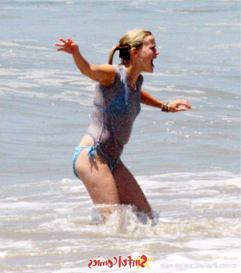 12P Beautiful Reese Witherspoon gets caught in a bikini