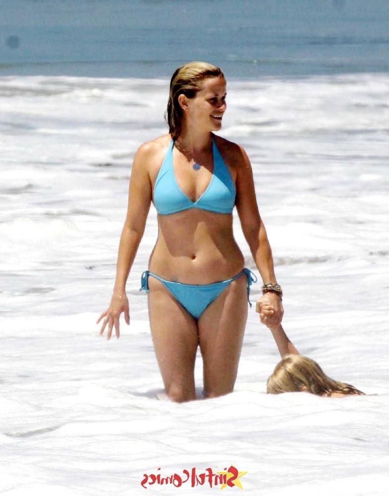 12P Beautiful Reese Witherspoon gets caught in a bikini