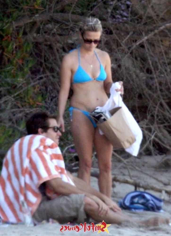 12P Beautiful Reese Witherspoon gets caught in a bikini