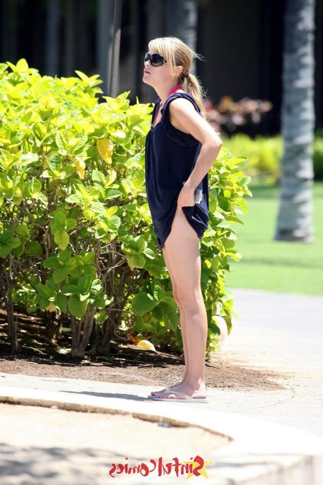 12P Beautiful Reese Witherspoon gets caught in a bikini