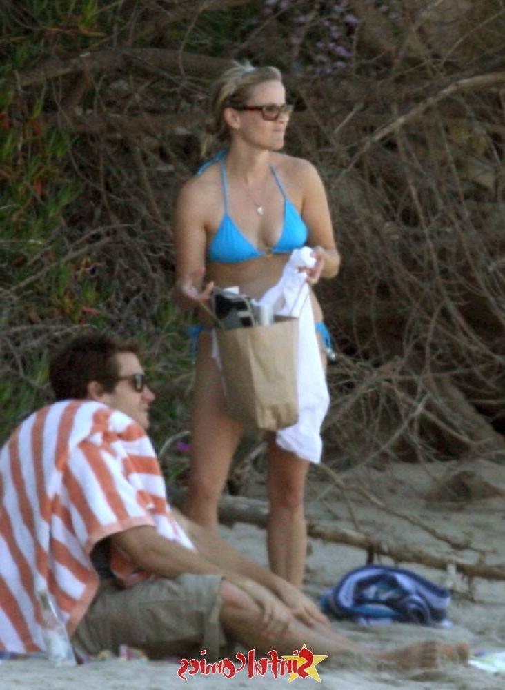 12P Beautiful Reese Witherspoon gets caught in a bikini