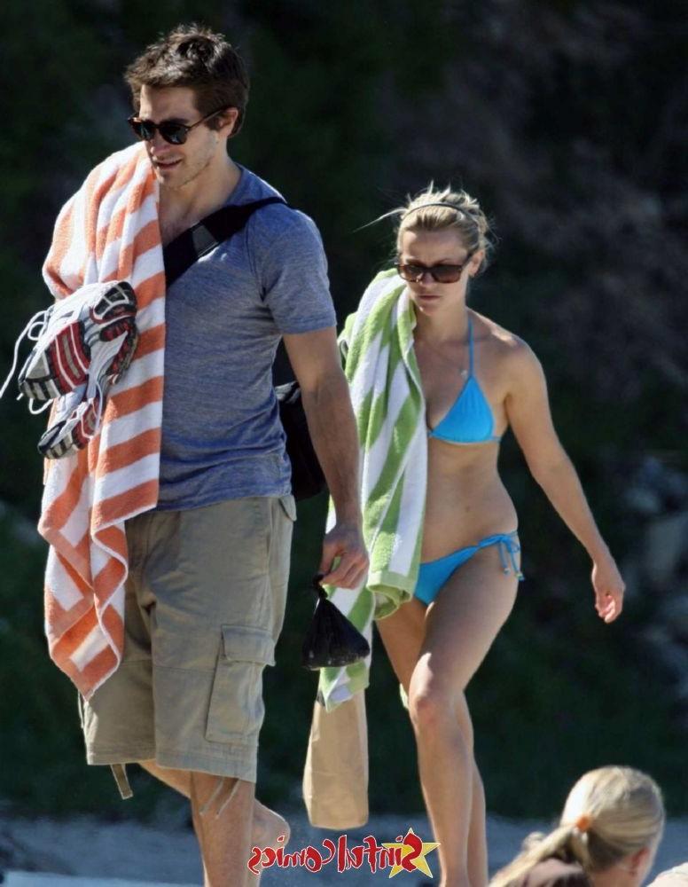 12P Beautiful Reese Witherspoon gets caught in a bikini