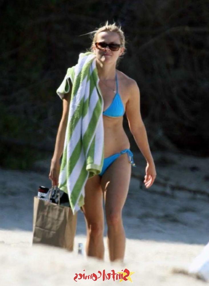 12P Beautiful Reese Witherspoon gets caught in a bikini