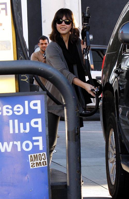 16P Jessica Alba showing great legs in sexy photoshoot