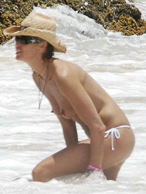 16P elle macpherson caught in nipslips see through and topless