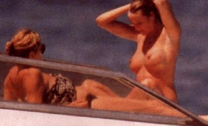 16P elle macpherson caught in nipslips see through and topless