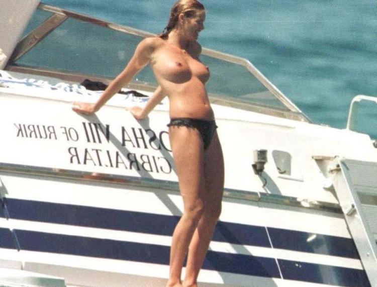 16P elle macpherson caught in nipslips see through and topless