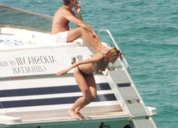 16P elle macpherson caught in nipslips see through and topless