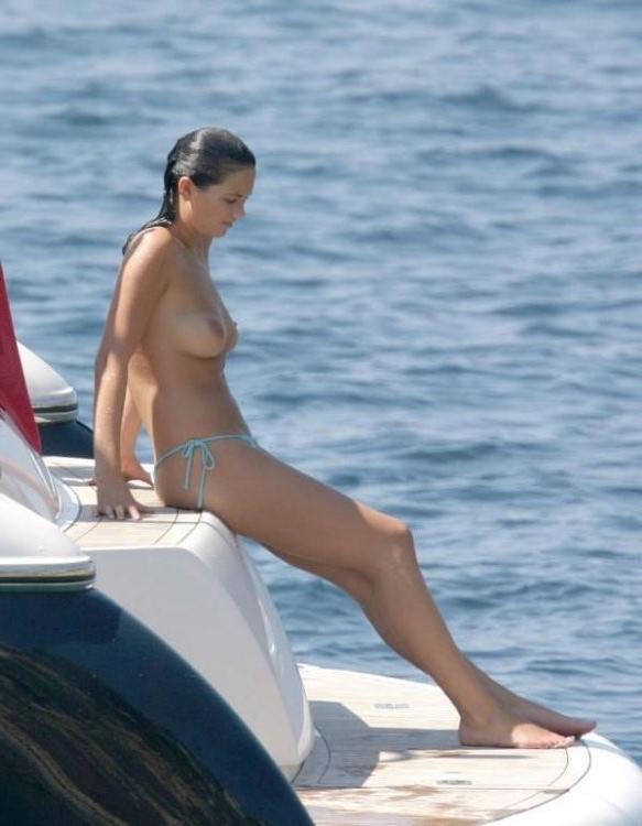 16P original lara croft babe lucy clarkson caught topless and upskir