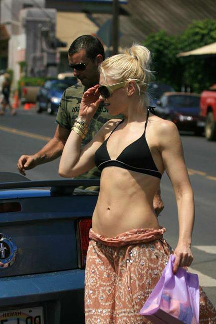 15P Sexy celeb singer Gwen Stefani in hot and crazy lingerie