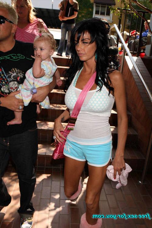 16P Katie Price showing her big tits and masturbate with cell phone
