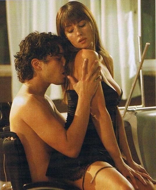 16P Celeb actress Monica Bellucci paparazzi caught nude boobs