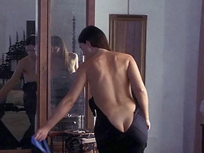 16P Celeb actress Monica Bellucci paparazzi caught nude boobs