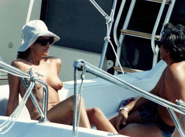 16P Celeb actress Monica Bellucci paparazzi caught nude boobs