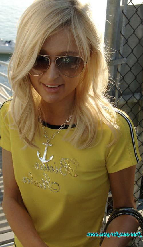 16P Paris Hilton showing her perky tits and nice pussy to paparazzi