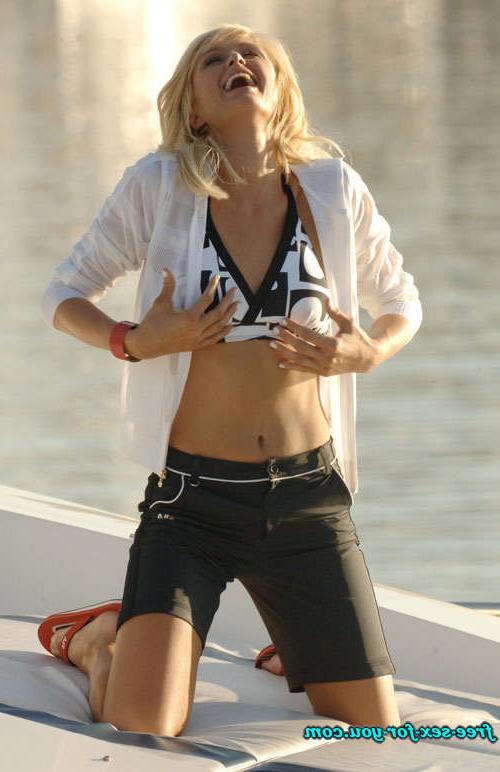 16P Paris Hilton showing her perky tits and nice pussy to paparazzi