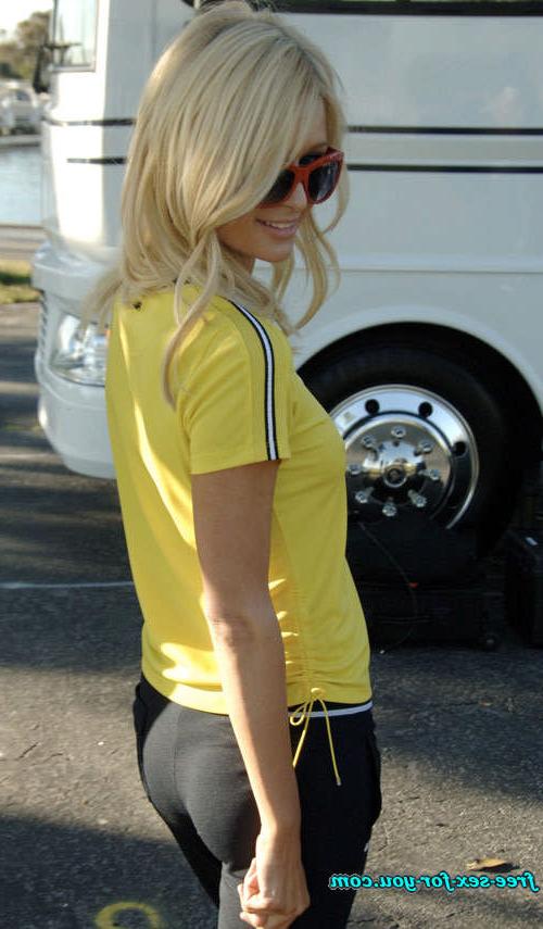 16P Paris Hilton showing her perky tits and nice pussy to paparazzi