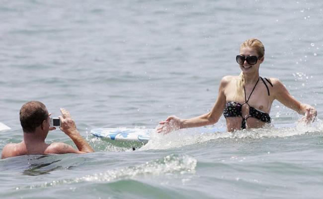16P Celeb Paris Hilton paparazzi nude perky tits