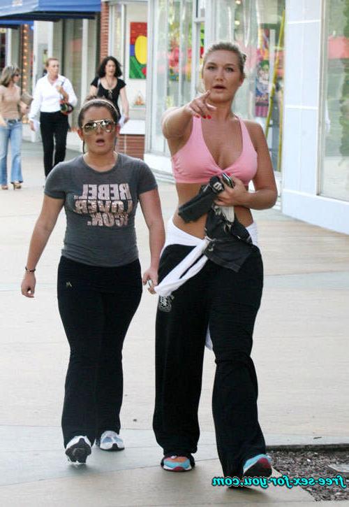 16P Brooke Hogan spread her legs wide and jogging in sport bra