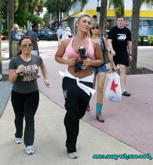 16P Brooke Hogan spread her legs wide and jogging in sport bra