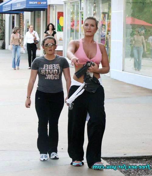 16P Brooke Hogan spread her legs wide and jogging in sport bra