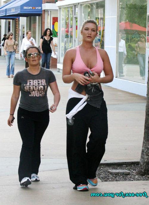 16P Brooke Hogan spread her legs wide and jogging in sport bra