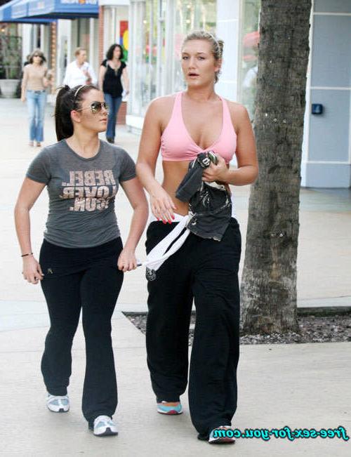 16P Brooke Hogan spread her legs wide and jogging in sport bra