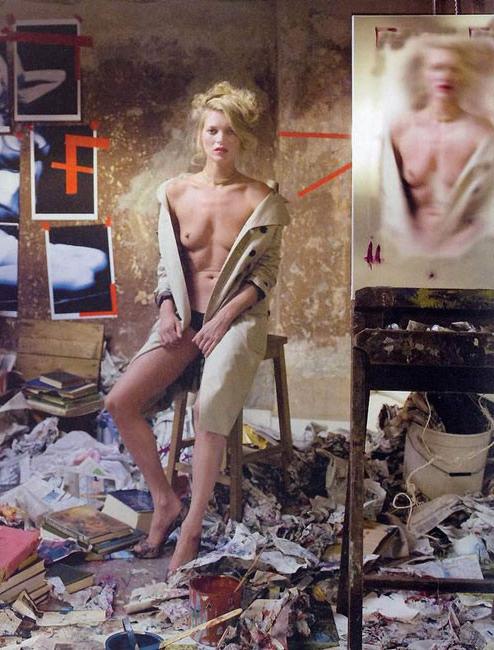 16P Celeb Kate Moss shows her perfect perky tits