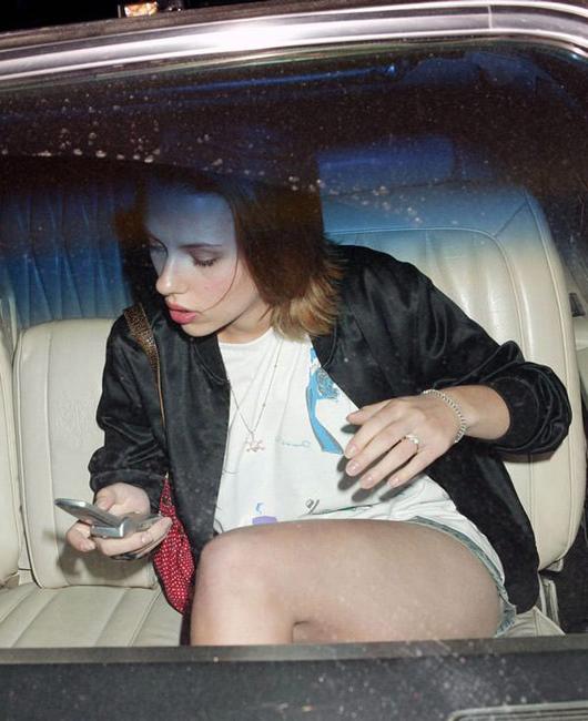 16P Scarlett Johansson paparazzi caught her wet panties