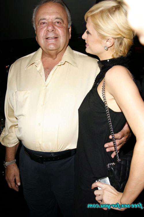16P Paris Hilton showing shaved pussy and perky tits