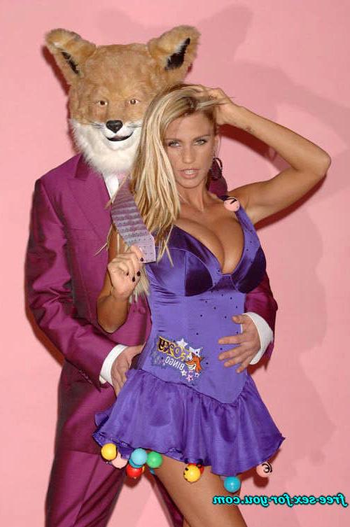 16P Katie Price Jordan show pussy and masturbate with cell phone