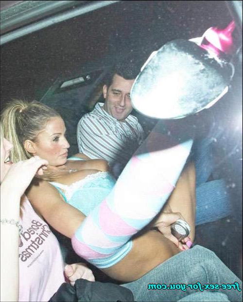 16P Katie Price Jordan show pussy and masturbate with cell phone