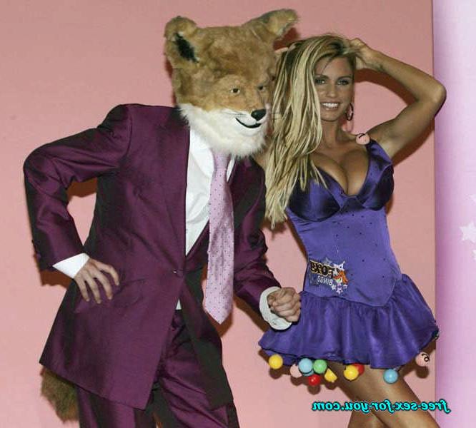 16P Katie Price Jordan show pussy and masturbate with cell phone