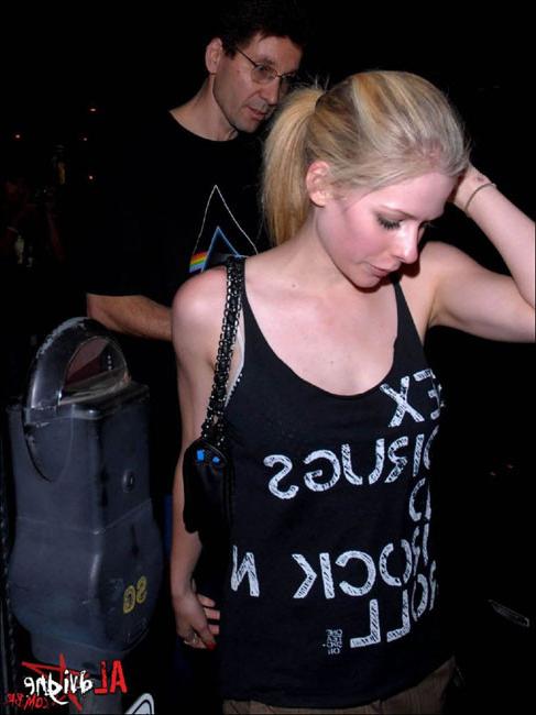 16P Avril Lavigne shows her perky tit