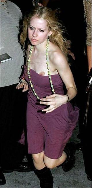 16P Avril Lavigne shows her perky tit