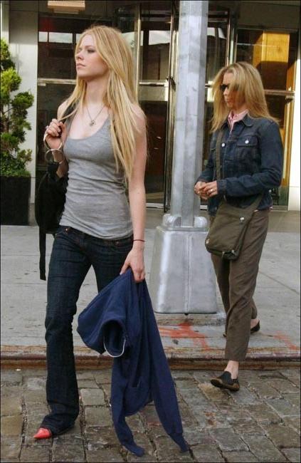 16P Avril Lavigne shows her perky tit
