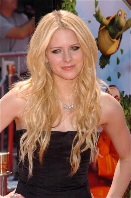 16P Avril Lavigne shows her perky tit