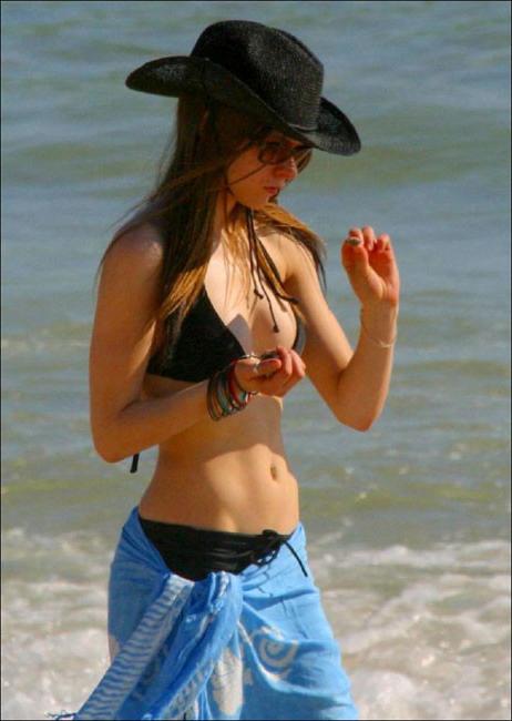 16P Avril Lavigne shows her perky tit