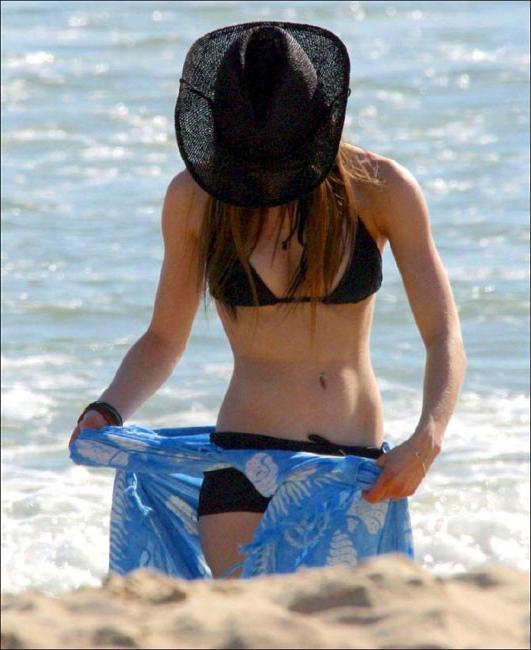 16P Avril Lavigne shows her perky tit