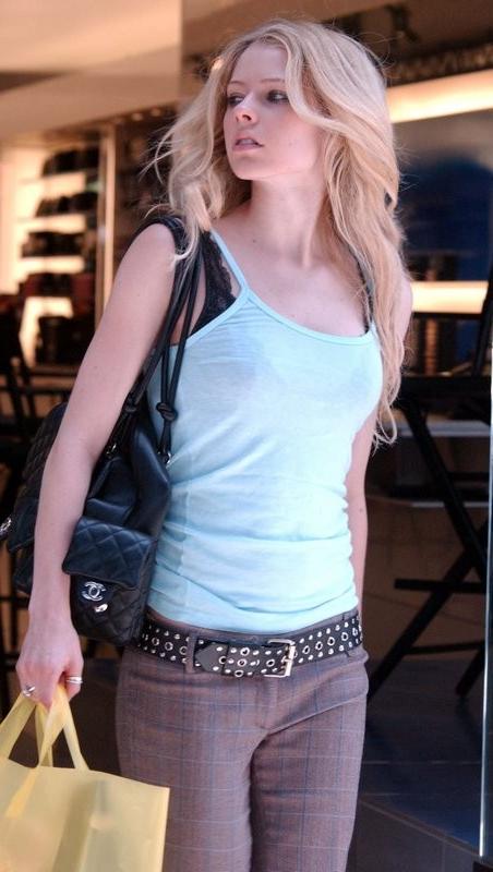 15P Petite celeb hottie Avril Lavigne in fishnets