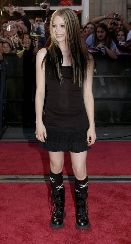 15P Petite celeb hottie Avril Lavigne in fishnets