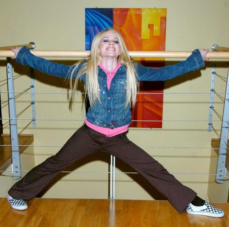 15P Petite celeb hottie Avril Lavigne in fishnets