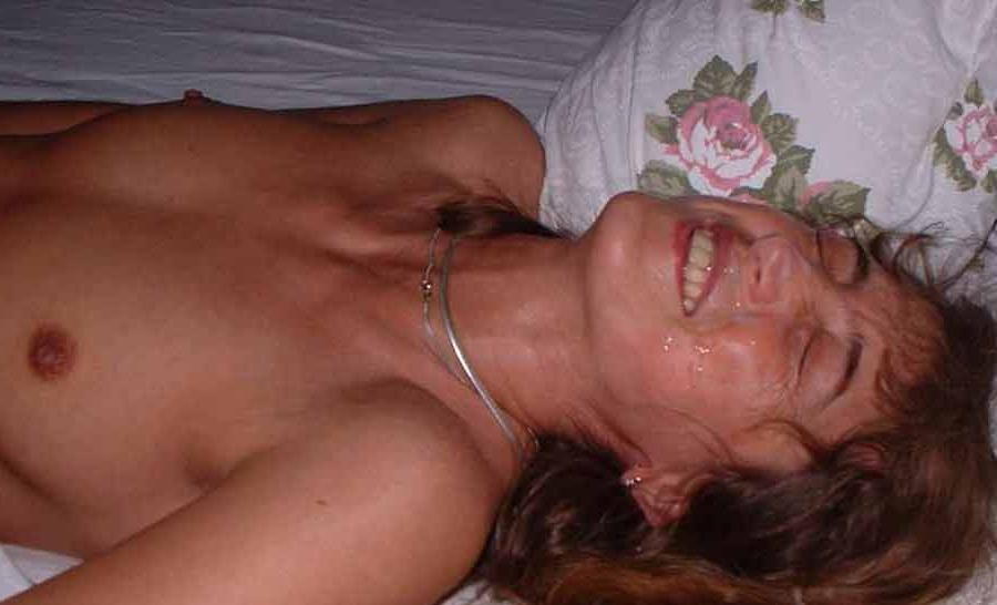 16P Gallery of an amateur sleazy naked hardcore wife