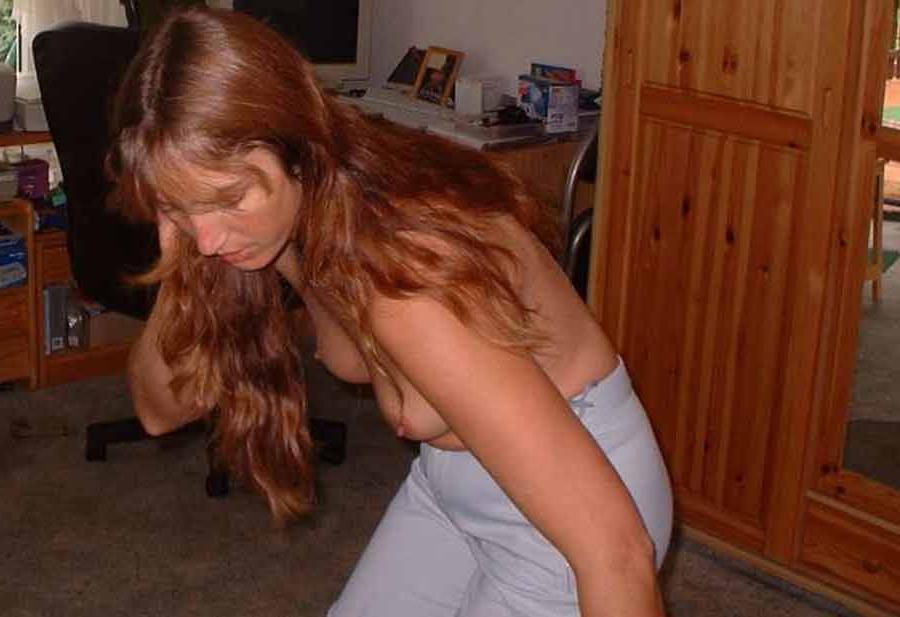 16P Gallery of an amateur sleazy naked hardcore wife
